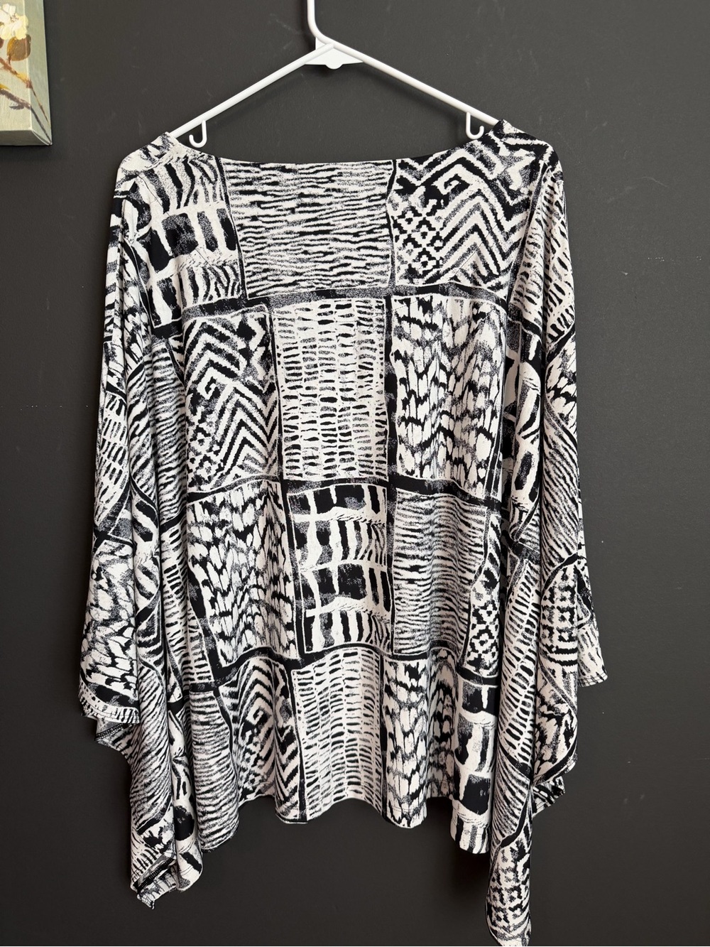 Chico's Black & White Patterned Poncho Sleeved Top. L/XL - Picture 4 of 4
